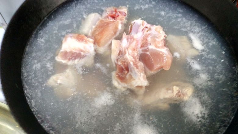 黑松露海螺排骨汤,锅内烧水酱排骨焯水,加入黄酒,一定要焯透(水开之后关火泡5分钟,这样可以保持排骨的口感和鲜味),确保排骨中心无红色肉。