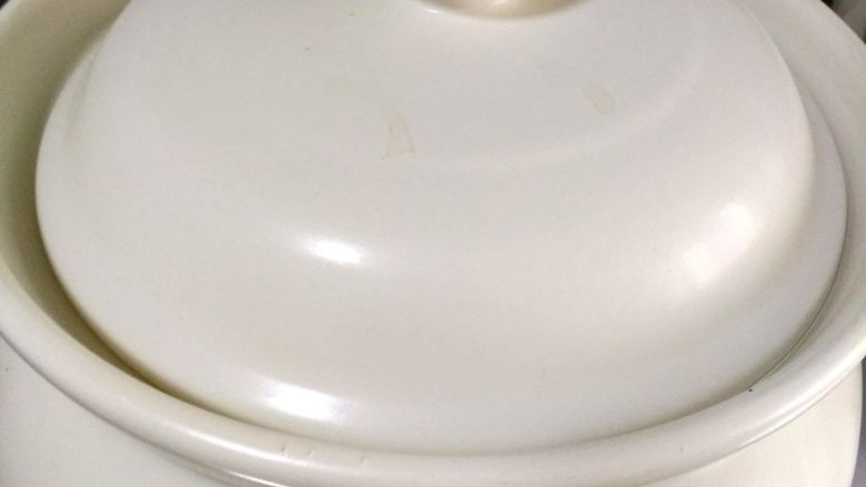 黑松露海螺排骨汤,选用砂锅(保温,不影响汤的颜色和味道)烧一煲开水。