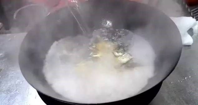 番茄鱼头豆腐汤,待鱼头表面稍显金黄把锅里多余的油倒出。往锅里倒入适量开水,一定要倒入开水,倒入开水时,汤立马就泛白了,并把火调大,用汤匙撇去边上的浮沫