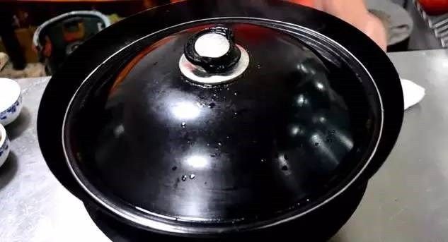 番茄鱼头豆腐汤,大火煮约5分钟后即可改中小火,然后把锅盖盖上,在焖至5分钟。
