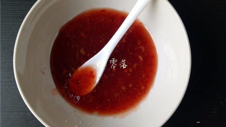 风味炸玉米,将<a style='color:red;display:inline-block;' href='/shicai/ 5264'>叉烧酱</a>，<a style='color:red;display:inline-block;' href='/shicai/ 190763'>泰式甜辣酱</a>，<a style='color:red;display:inline-block;' href='/shicai/ 865'>蜂蜜</a>，<a style='color:red;display:inline-block;' href='/shicai/ 134340'>黑胡椒粉</a>混合，搅拌均匀；