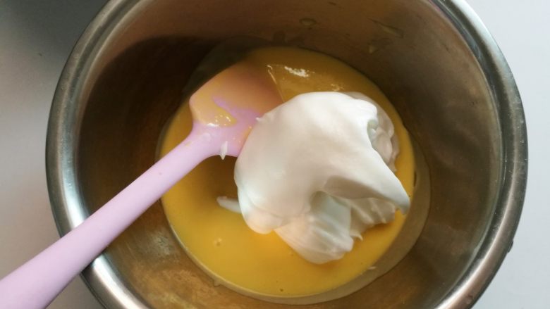 原味酸奶蛋糕卷,蛋白分三次加入面糊,每翻拌均匀一次再加入下一次。