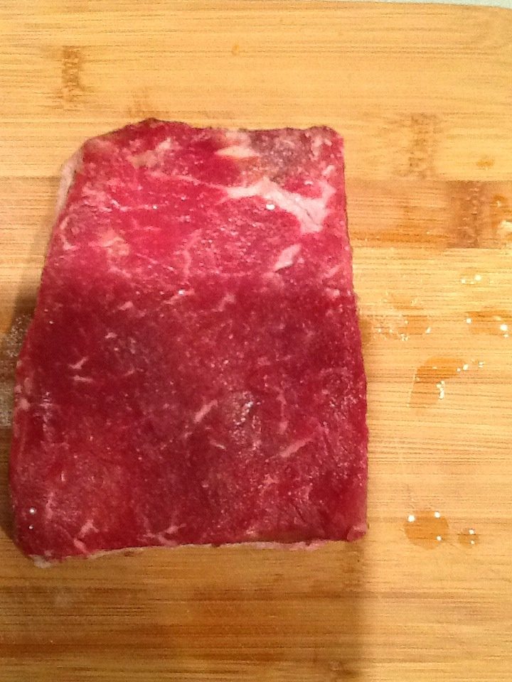 大理石黑椒原味牛排,大理石牛肉用擀面杖或者其它东西敲打一下，这样肉会比较蓬松而且嫩，抹上<a style='color:red;display:inline-block;' href='/shicai/ 851'>橄榄油</a>撒上<a style='color:red;display:inline-block;' href='/shicai/ 801'>海盐</a>和<a style='color:red;display:inline-block;' href='/shicai/ 3931'>黑椒</a>。个人比较喜欢牛肉纯正的味道，所以事先牛肉没有腌渍也只放了最简单的调料。
