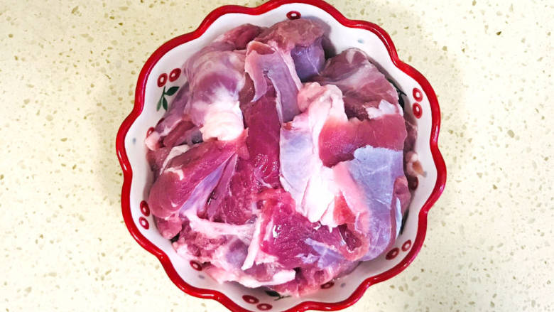 鹌鹑蛋红烧肉,<a style='color:red;display:inline-block;' href='/shicai/ 428'>五花肉</a>加水浸泡，去除血水