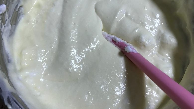 半熟芝士(6寸圆模),将打好的蛋白分两次加入奶酪糊翻拌均匀,这是第一次拌好的样子。