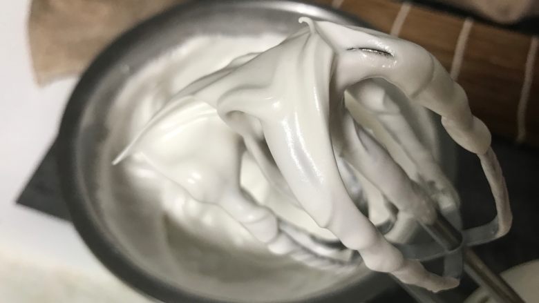 半熟芝士(6寸圆模),蛋白分三次加糖打至干性发泡,即提起打蛋器有小尖角即可。