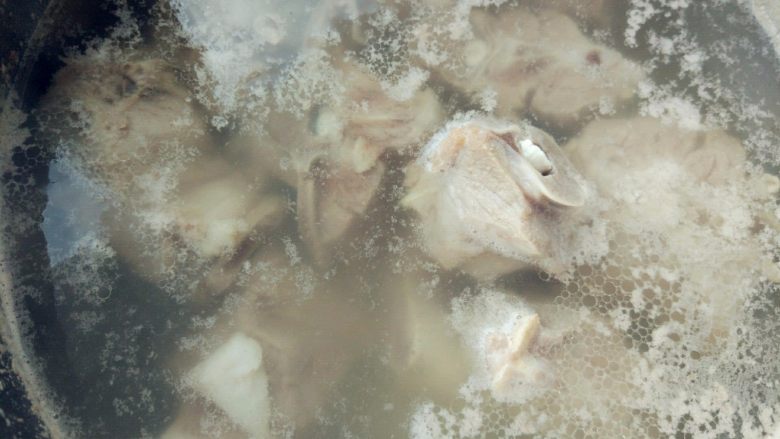 红烧羊蝎子,重新入冷水中,煮沸,漂去浮沫,用温热的水冲洗干净。此时不要用冷水,会使肉质突然紧缩,变老变硬。