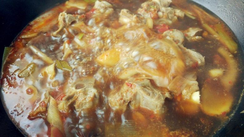 红烧羊蝎子,盖上锅盖,中大火煮30分钟左右