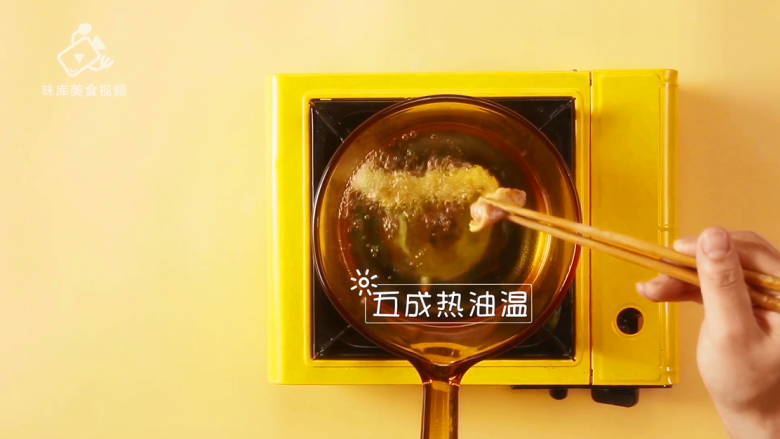 春游赏花便当,手残党也能轻松搞定,油锅加热,油温五成热时,放腌好的鸡块