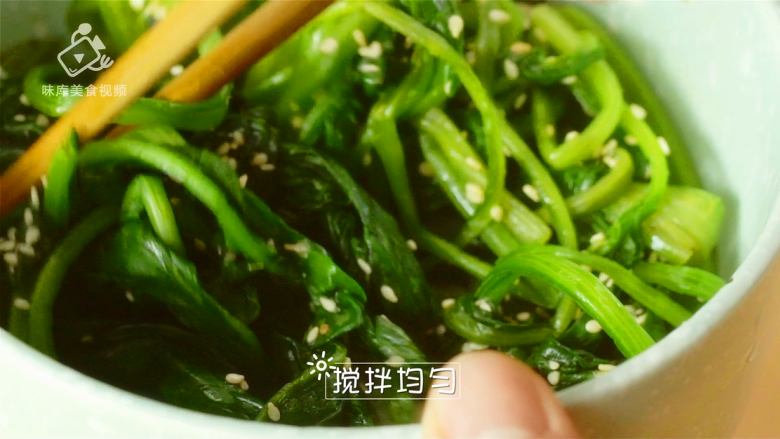 春游赏花便当,手残党也能轻松搞定,加少许<a style='color:red;display:inline-block;' href='/shicai/ 678'>白芝麻</a>、半茶匙食盐、1/3茶匙白糖、1茶匙生抽,拌匀调味