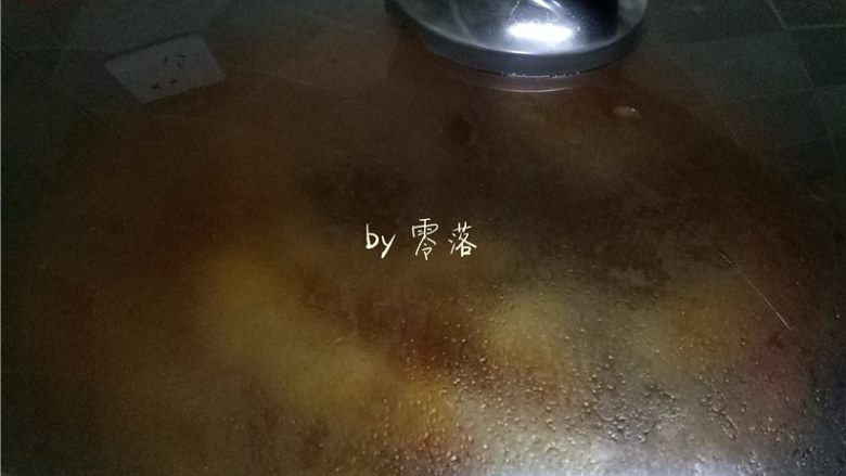 水煮带鱼,放入带鱼,加盖煮3分钟左右;