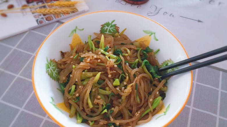 青菜炒粉条,装盘