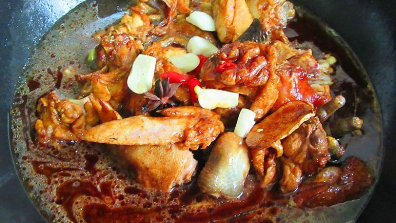 鸡肉锅塌,加入老抽生抽、料酒、<a style='color:red;display:inline-block;' href='/shicai/ 695'>八角</a>焖一分钟后,待到上色均匀好看再注入两晚水,盖上锅盖焖片刻