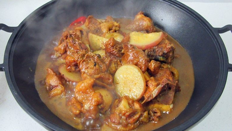 鸡肉锅塌,另起一锅倒入半锅鸡肉和汤汁,这是个专用来上席用的酒精小锅