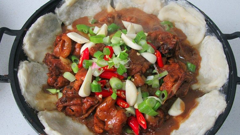 鸡肉锅塌,饼子起锅巴翘起的时候,即可以撒入适量<a style='color:red;display:inline-block;' href='/shicai/ 3250'>葱</a>花、红辣椒、蒜做装饰
