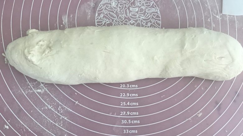 开口笑蒸饺(牛肉萝卜馅),醒好的面团揉成长条。