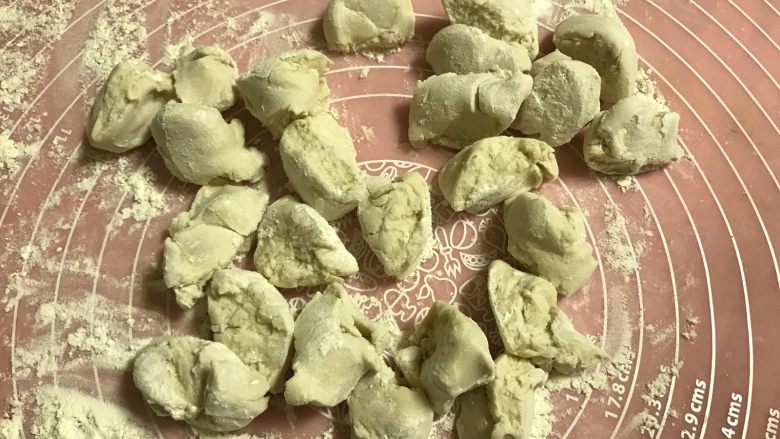 开口笑蒸饺(牛肉萝卜馅),分成若干个剂子。