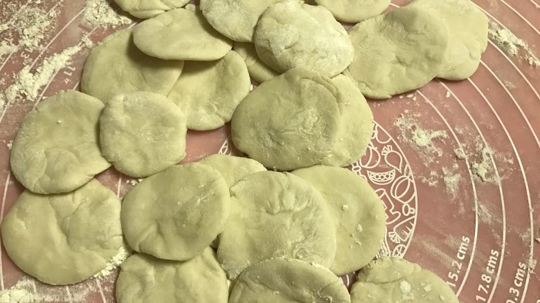 开口笑蒸饺(牛肉萝卜馅),按成圆饼。