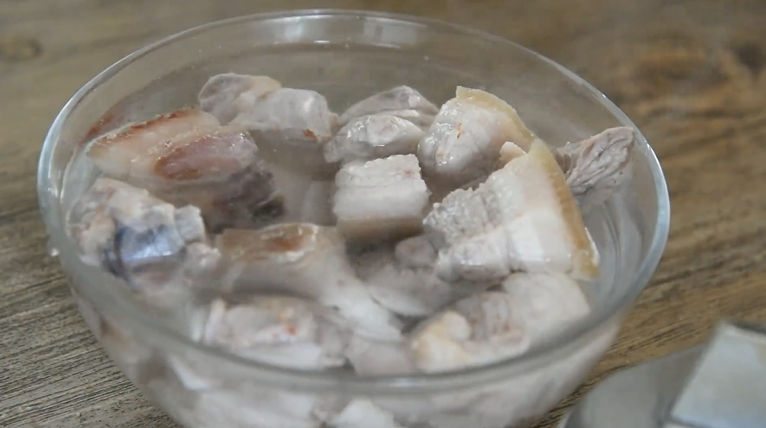 魔都最火“腌笃鲜”,真真让人鲜掉眉毛,煮沸捞出洗净