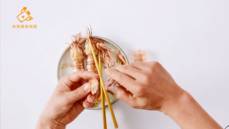 如何剥皮皮虾不扎手,学会这三种方法就够了,去除尾部硬壳即可