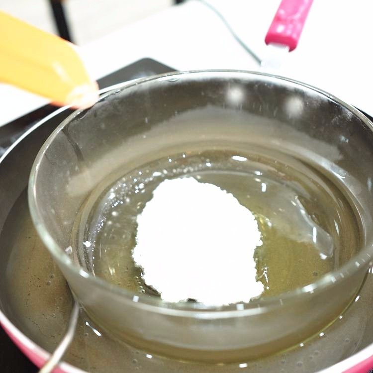杏仁瓦片酥,<a style='color:red;display:inline-block;' href='/shicai/ 1117'>蛋白</a>(60g)+糖(100g)隔水融化,要不停的搅拌(用500~600w的电磁炉最低温度)低温,很重要。