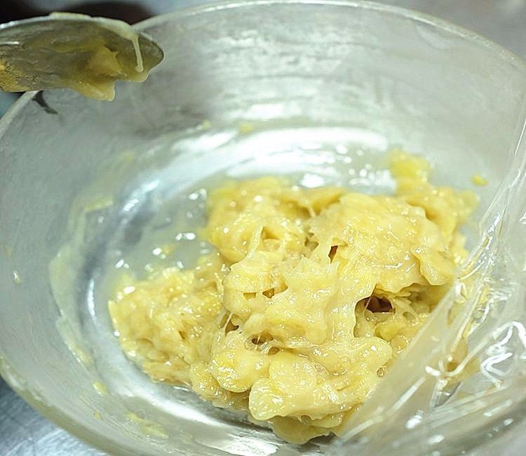 杏仁瓦片酥,用保鲜膜包好放入冰箱冷藏至少两个小时,拿在手上有点浓稠。