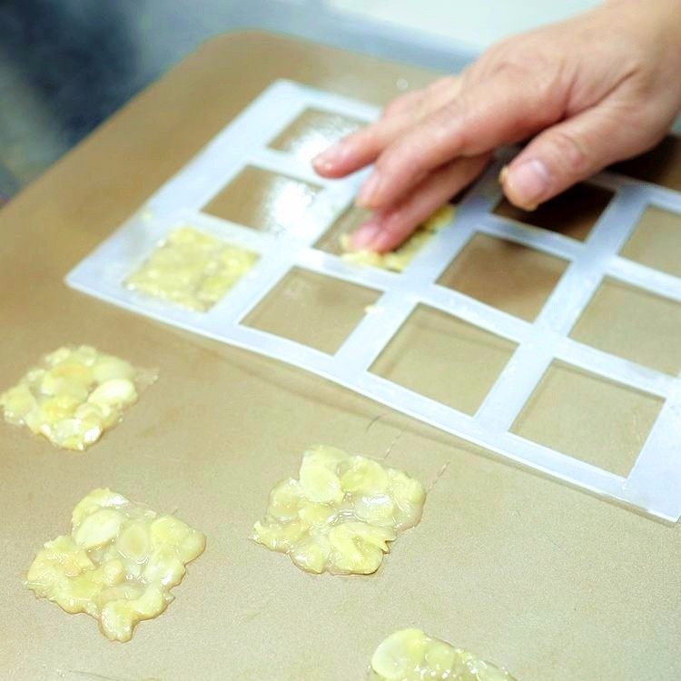 杏仁瓦片酥,将冻好的杏仁填入模具中,将模具拿掉。