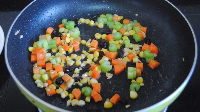 多宝豆腐,倒入胡萝卜和西芹翻炒半分钟