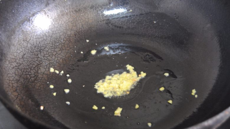 八爪鱼蘑菇粥,锅内放入适量食用油,爆香姜末
