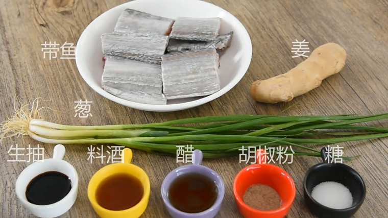 经典糖醋带鱼，大厨配方2分钟搞定！,<a style='color:red;display:inline-block;' href='/shicai/ 386'>带鱼</a>、<a style='color:red;display:inline-block;' href='/shicai/ 37'>姜</a>、<a style='color:red;display:inline-block;' href='/shicai/ 3250'>葱</a>
<a style='color:red;display:inline-block;' href='/shicai/ 788'>生抽</a>、<a style='color:red;display:inline-block;' href='/shicai/ 718'>料酒</a>、醋、胡椒粉、<a style='color:red;display:inline-block;' href='/shicai/ 10588'>糖</a>、盐备用