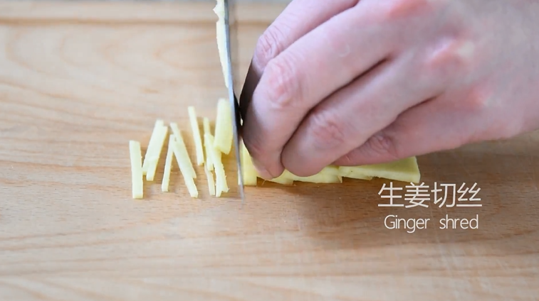 经典糖醋带鱼,大厨配方2分钟搞定!,姜切丝,葱切末备用