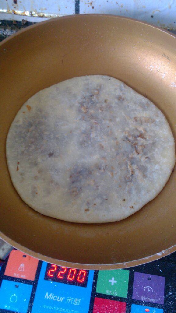 麦饼,两面都有很多这样金黄的点点就熟了,出锅