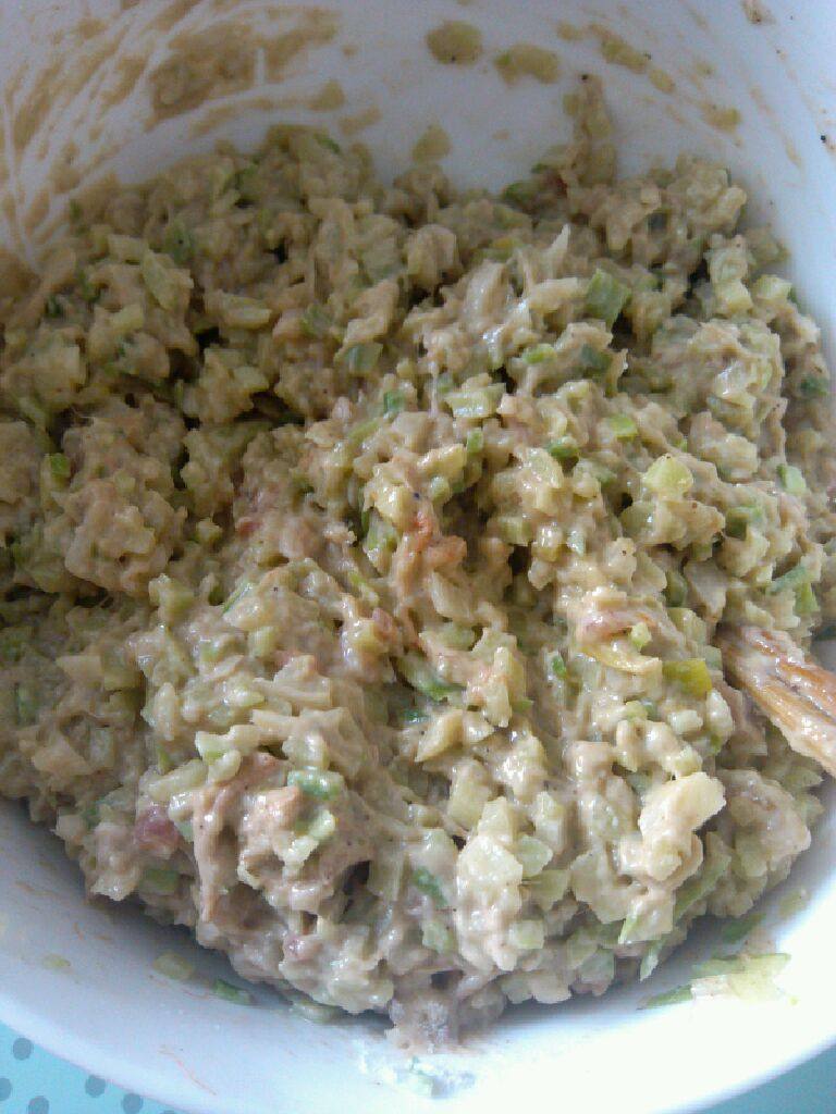 香炸萝卜丸,<a style='color:red;display:inline-block;' href='/shicai/ 3250'>葱</a>切<a style='color:red;display:inline-block;' href='/shicai/ 3250'>葱</a>碎，将<a style='color:red;display:inline-block;' href='/shicai/ 1694'>海米</a>和<a style='color:red;display:inline-block;' href='/shicai/ 3250'>葱</a>碎一起放入萝卜里，放适量<a style='color:red;display:inline-block;' href='/shicai/ 744'>五香粉</a>和<a style='color:red;display:inline-block;' href='/shicai/ 756'>鸡精</a>，打一个<a style='color:red;display:inline-block;' href='/shicai/ 9'>鸡蛋</a>进去充分混合，慢慢的一点一点往里加<a style='color:red;display:inline-block;' href='/shicai/ 519'>面粉</a>，加到稍粘稠能抱成团就行，放一边腌制二十分钟