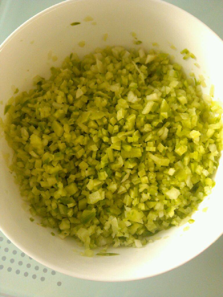 香炸萝卜丸,<a style='color:red;display:inline-block;' href='/shicai/ 24'>萝卜</a>一个洗净去皮擦成丝,再剁碎,放适量盐杀水