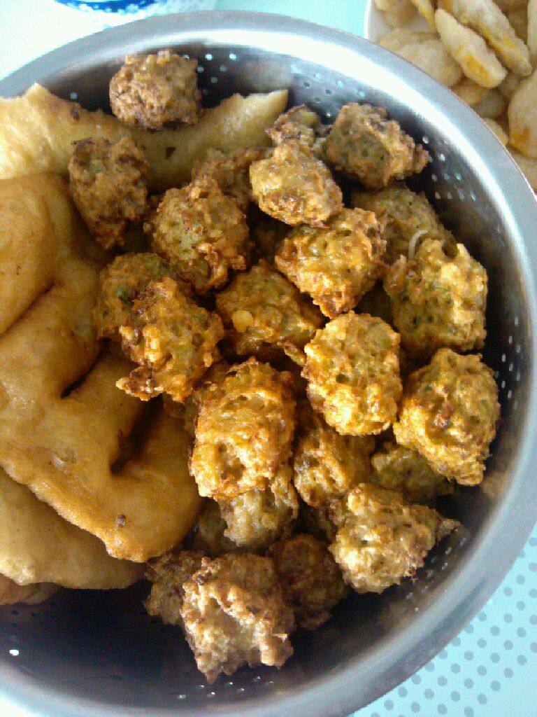 香炸萝卜丸,锅里倒入半锅油,足以让萝卜丸炸制时浮起!油到七成热时,左手沾水抓萝卜馅从虎口处挤出,直接下入油锅炸到金黄浮起即可捞出控油(盆里还有我之前炸的油饼)