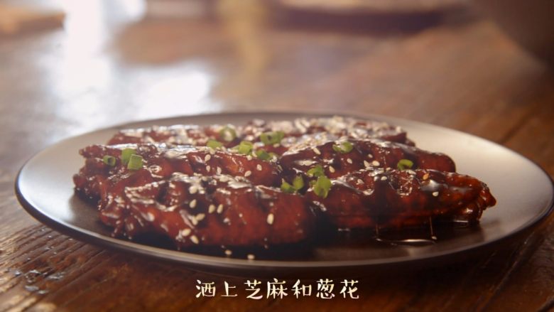 不炸不烤,告诉你什么才是完美的鸡翅做法,撒上葱花和<a style='color:red;display:inline-block;' href='/shicai/ 666'>芝麻</a>装点一下~