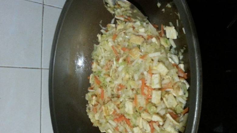 煎春卷,把之前炒好的豆干,包菜,白菜一起加入。