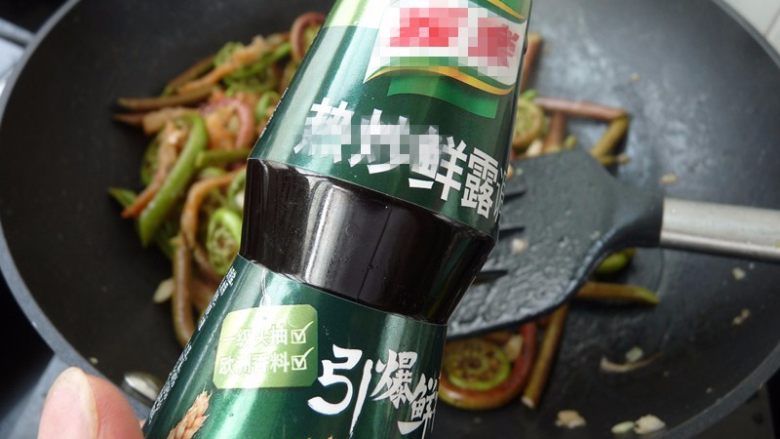 虾干炒蕨菜,下热炒露,稍炒一下