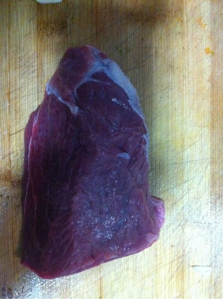 水煮肉片,先将牛肉切成片'一定要与纹理相差的切'否则咬不烂