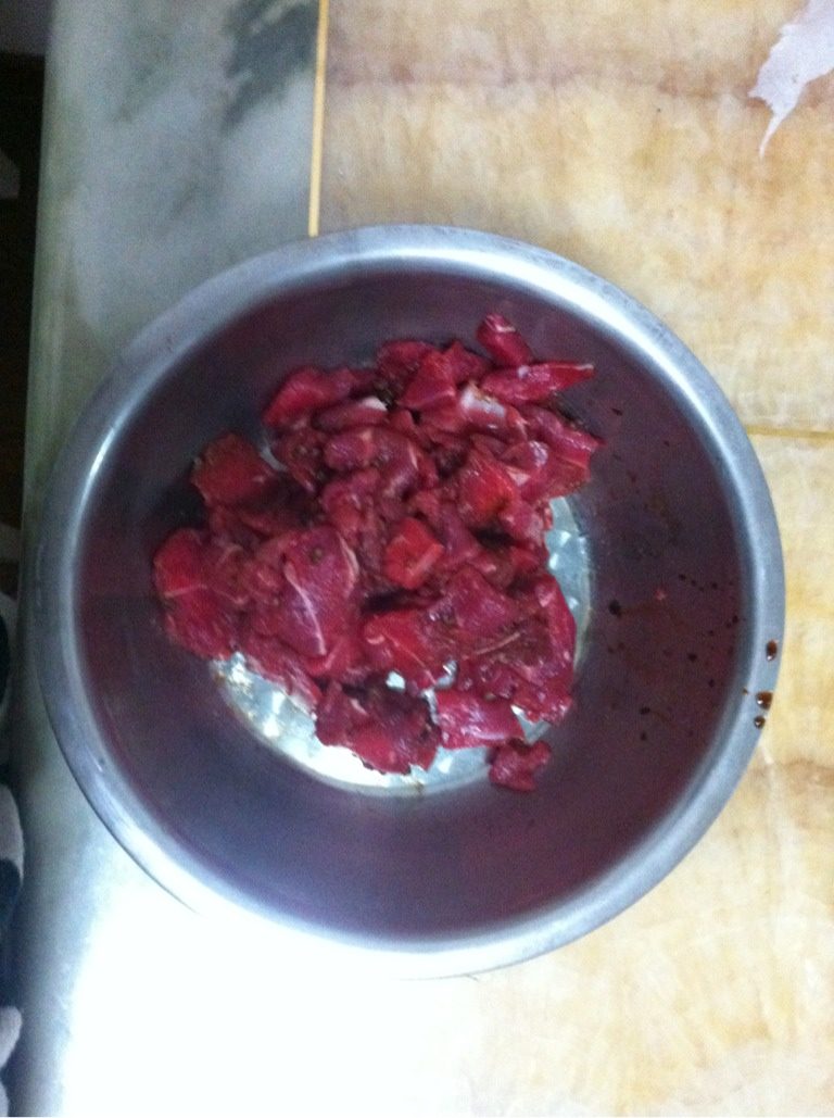 水煮肉片,将牛肉切好用花椒'黑胡椒孜然味素酱油咸盐嫩肉粉搅拌均匀腌制十分钟