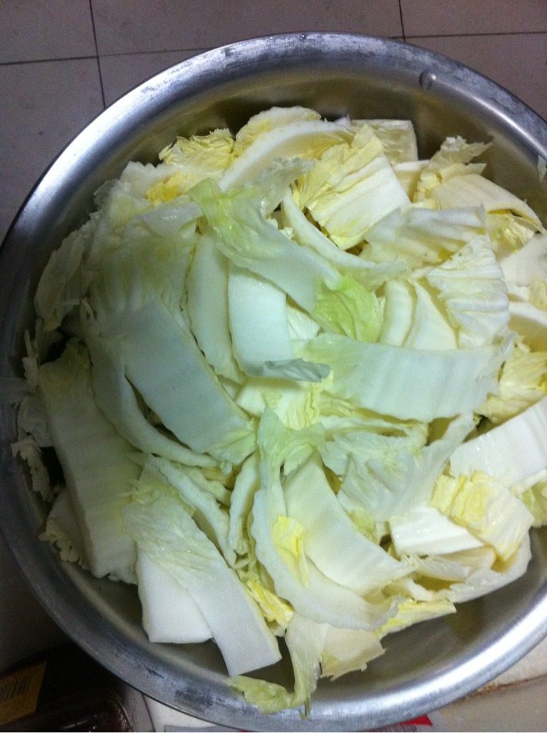 水煮肉片,将大<a style='color:red;display:inline-block;' href='/shicai/ 114'>白菜</a>切成条洗净备用'最好用芯比较甜