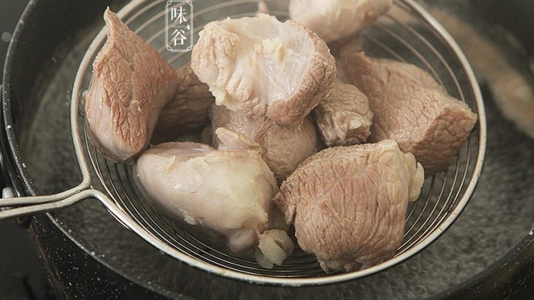 苹果梨子汤,煮开后肉的血水出来了。然后把猪腱肉捞出来冲洗,去掉浮沫后待用。(这些可以去除腥味和血水,可以让汤汁更清澈。)