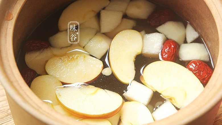 苹果梨子汤,放入适量清水。(水量:大约2L左右)盖上锅盖。大火沸腾后转小火煲1个小时。