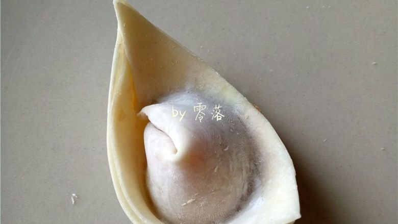 四川抄手,再将两个角粘起来;将抄手角粘起来时,可借助肉馅,或蛋清;