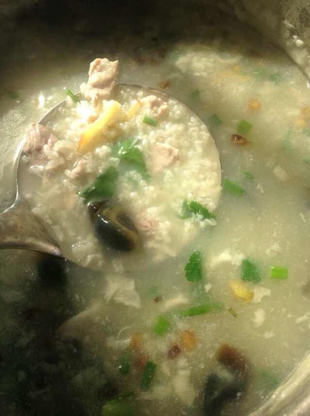 皮蛋瘦肉粥,最后加入盐、鸡精、胡椒粉、葱花、葱油(用锅加入少许油,八九成热把切好的葱头丁倒入炼出香味即可关火)盖上锅盖闷一会,会变得更浓稠美味哦。