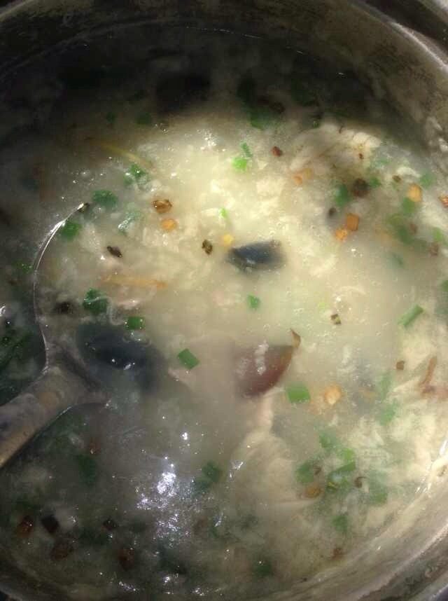 皮蛋瘦肉粥,十分钟左右换保温档,盖好锅盖闷十来分钟,再换加热档烧开十分钟左右换保温档即可