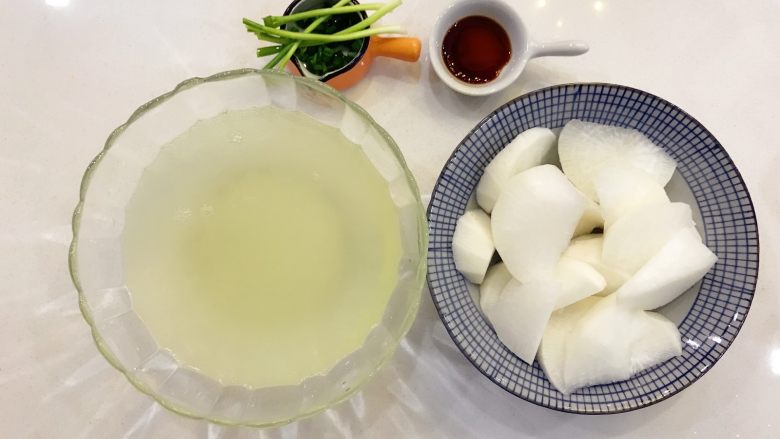 宝宝辅食:肉汁萝卜-18M+ ,准备好所有食材,<a style='color:red;display:inline-block;' href='/shicai/ 24'>萝卜</a>洗净切成滚刀块,放沸水中焯水5分钟左右,捞出备用。
