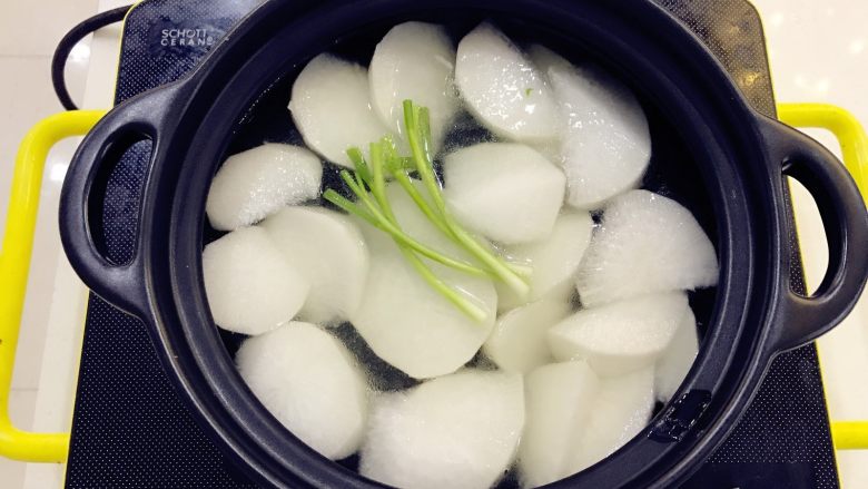 宝宝辅食:肉汁萝卜-18M+ ,将焯水后的萝卜,<a style='color:red;display:inline-block;' href='/shicai/ 3250'>葱</a>放入炖锅,小芽用的是塔吉锅,倒入肉汤。