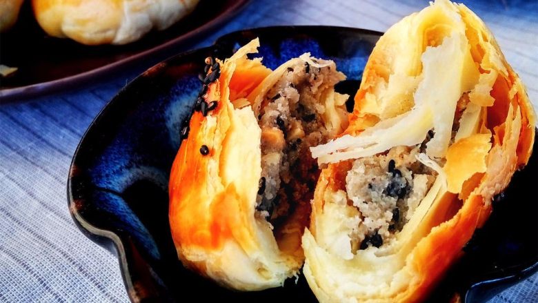 咸香黑芝麻椒盐酥饼,烤到表面明显看出起酥了,颜色金黄即可