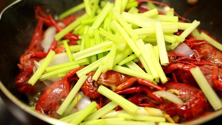 啤酒小龙虾,放入<a style='color:red;display:inline-block;' href='/shicai/ 29'>洋葱</a>，小芹菜，<a style='color:red;display:inline-block;' href='/shicai/ 134296'>白胡椒粉</a>翻炒。